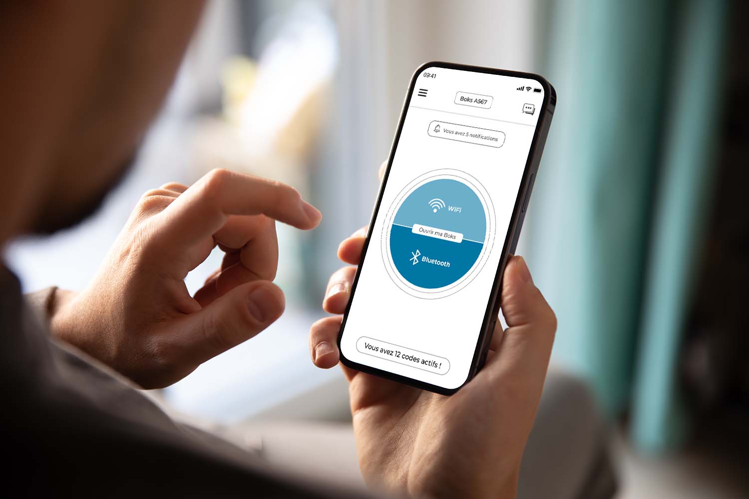 Main tenant un téléphone avec l'app Boks (module LINK)