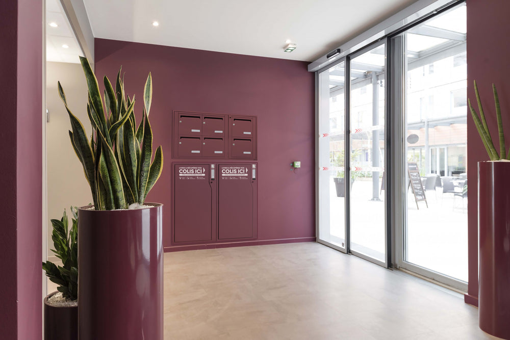 Boks HUB rouge personnalisée devant un immeuble
