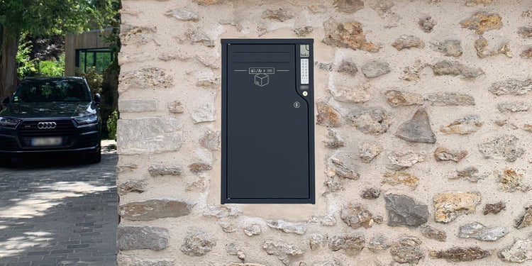 Boks ONE devant une maison