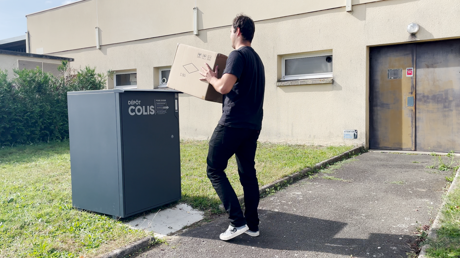 Paketablage in einer Boks im Außenbereich